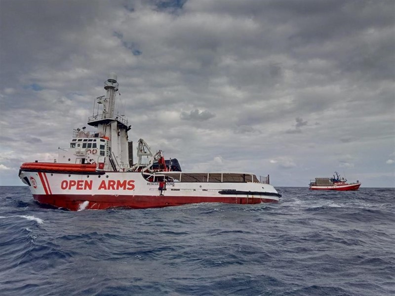 Open Arms, con 121 inmigrantes a bordo, reclama un puerto seguro urgente