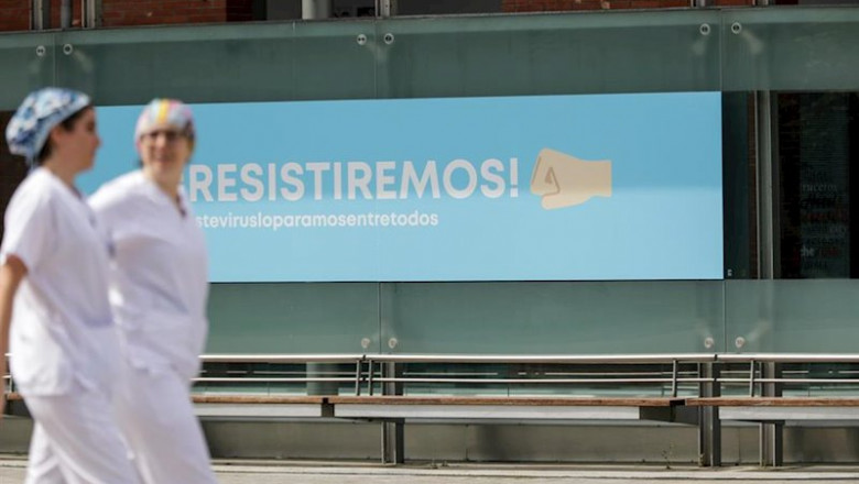 Cartel en el que se lee '¡Resistiremos!' en el exterior del hospital de campaña de IFEMA, en el que los pacientes de coronavirus son ahora atendidos únicamente en el Pabellón 9 tras el cierre del 7 al bajar la presión asistencial y que estará operativo pr | Jesús Hellín - Europa Press ep cartel en el que se lee resistiremos en el exterior del hospital de campana de ifema en el que