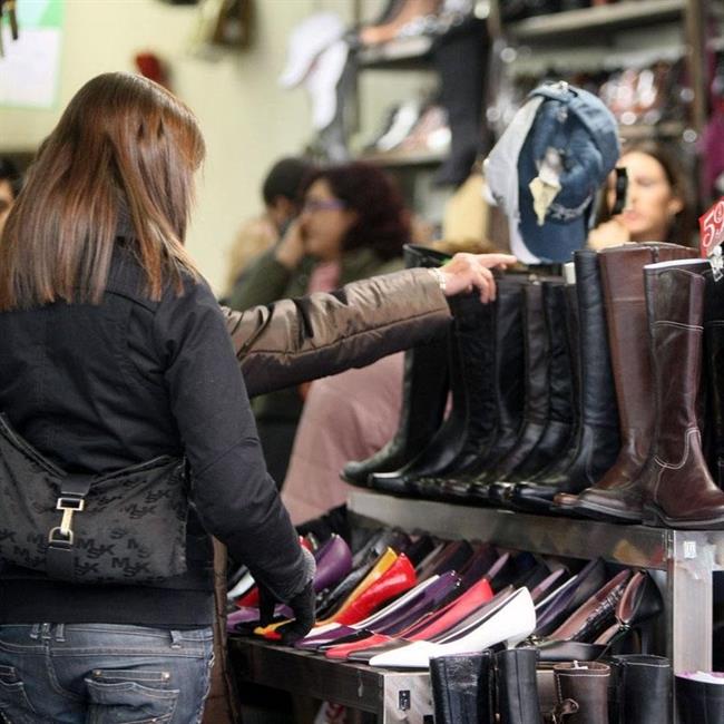 Consumidor comprando botas en una tienda | EUROPA PRESS ep consumidor comprando botasuna tienda