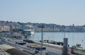 ep crucero atracado en el puerto de santander