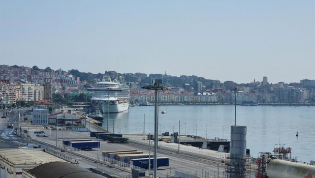 ep crucero atracado en el puerto de santander