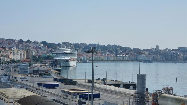 ep crucero atracado en el puerto de santander