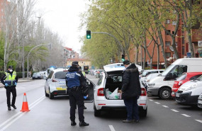 ep dos policias municipales dan el alto a un taxista de la comunidad de madrid en un control de
