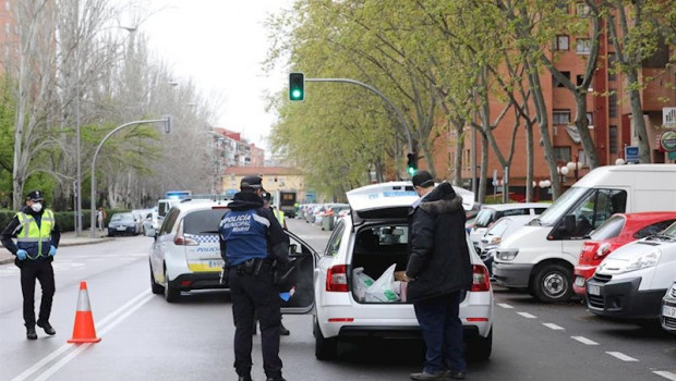 ep dos policias municipales dan el alto a un taxista de la comunidad de madrid en un control de