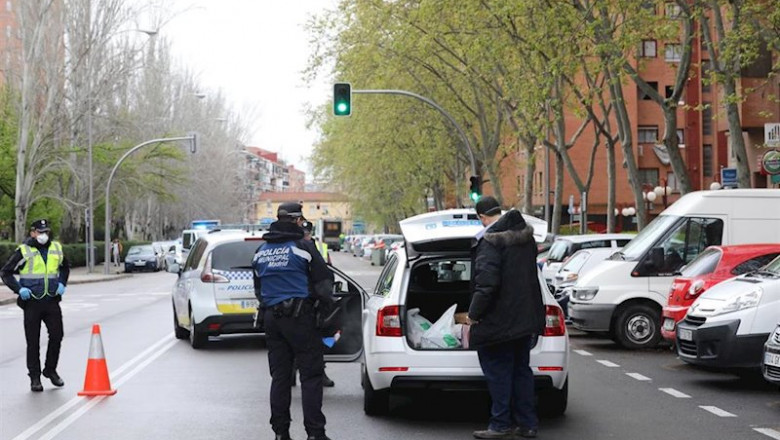Dos policías municipales dan el alto a un taxista de la Comunidad de Madrid en un control de policial en Vallecas | Marta Fernández Jara - Europa Press ep dos policias municipales dan el alto a un taxista de la comunidad de madrid en un control de