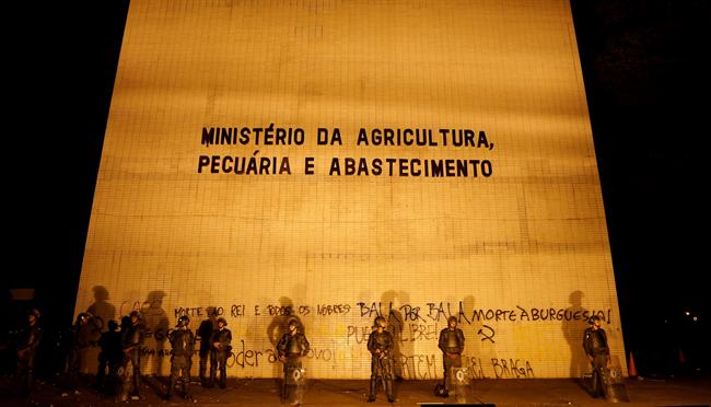 Ejército protege Ministerio de Agricultura en Brasil | PAULO WHITAKER ep ejercito protege ministerioagriculturabrasil
