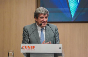 ep el gobernador del banco de espana jose luis escriva durante su intervencion en una conversacion