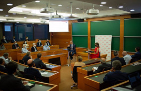 ep el gobernador del banco de espana pablo hernandez de cos i junto a la profesora de iese y