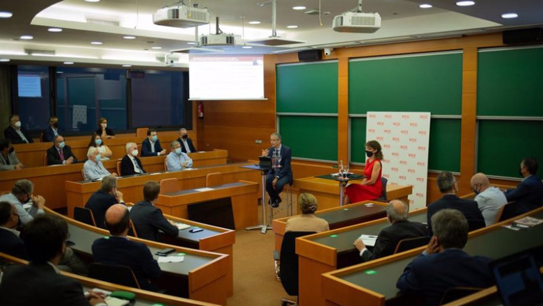 ep el gobernador del banco de espana pablo hernandez de cos i junto a la profesora de iese y ep el gobernador del banco de espana pablo hernandez de cos i junto a la profesora de iese y