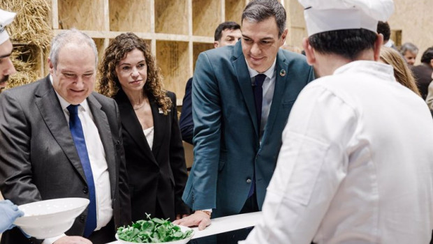 ep el ministro de industria jordi hereu y el presidente del gobierno pedro sanchez en el estand de