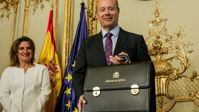 El ministro de Justicia para el Gobierno de coalición de PSOE y Unidas Podemos en la XIV Legislatura, Juan Carlos Campo, sujeta su cartera tras la toma de posesión de su cargo en el Palacio de Parcent, Madrid (España), a 13 de enero de 2020. | Ricardo Rubio - Europa Press ep el ministro de justicia para el gobierno de coalicion de psoe y unidas podemos en la xiv