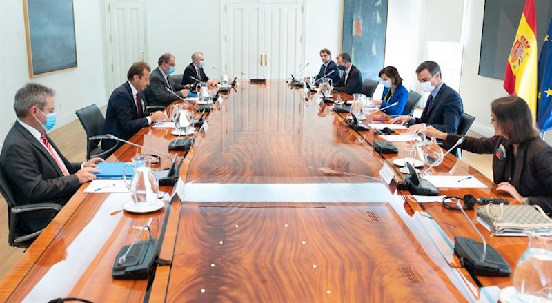 El presidente del Gobierno, Pedro Sánchez, ha recibido este jueves al consejero delegado de Airbus, Guillaume Faury, en una reunión de trabajo en la que han analizado el impacto sin precedentes de la pandemia del Covid-19. | PRESIDENCIA DE GOBIERNO ep el presidente del gobierno pedro sanchez ha recibido este jueves al consejero delegado de airbus