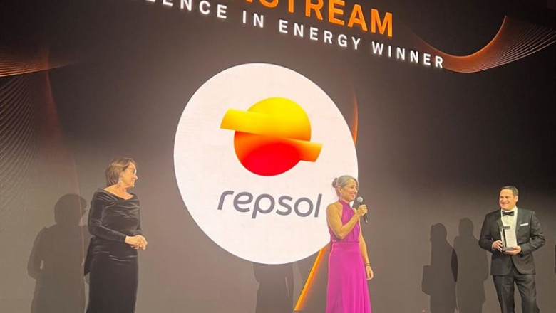 Estibaliz Pombo, responsable de Productos Energéticos de Repsol, recogiendo el Premio Platts | REPSOL ep estibaliz pombo responsable de productos energeticos de repsol recogiendo el premio platts
