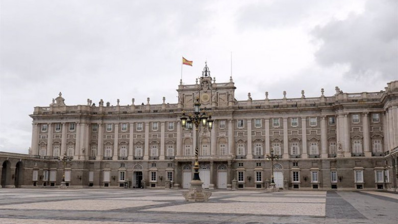Fachada del Palacio Real durante el primer día de la cuarta semana de estado de alarma decretado por el Gobierno para combatir el coronavirus, en Madrid (España) a 6 de abril de 2020. | Óscar J.Barroso - Europa Press - Archivo ep fachada del palacio real durante el primer dia de la cuarta semana de estado de alarma decretado