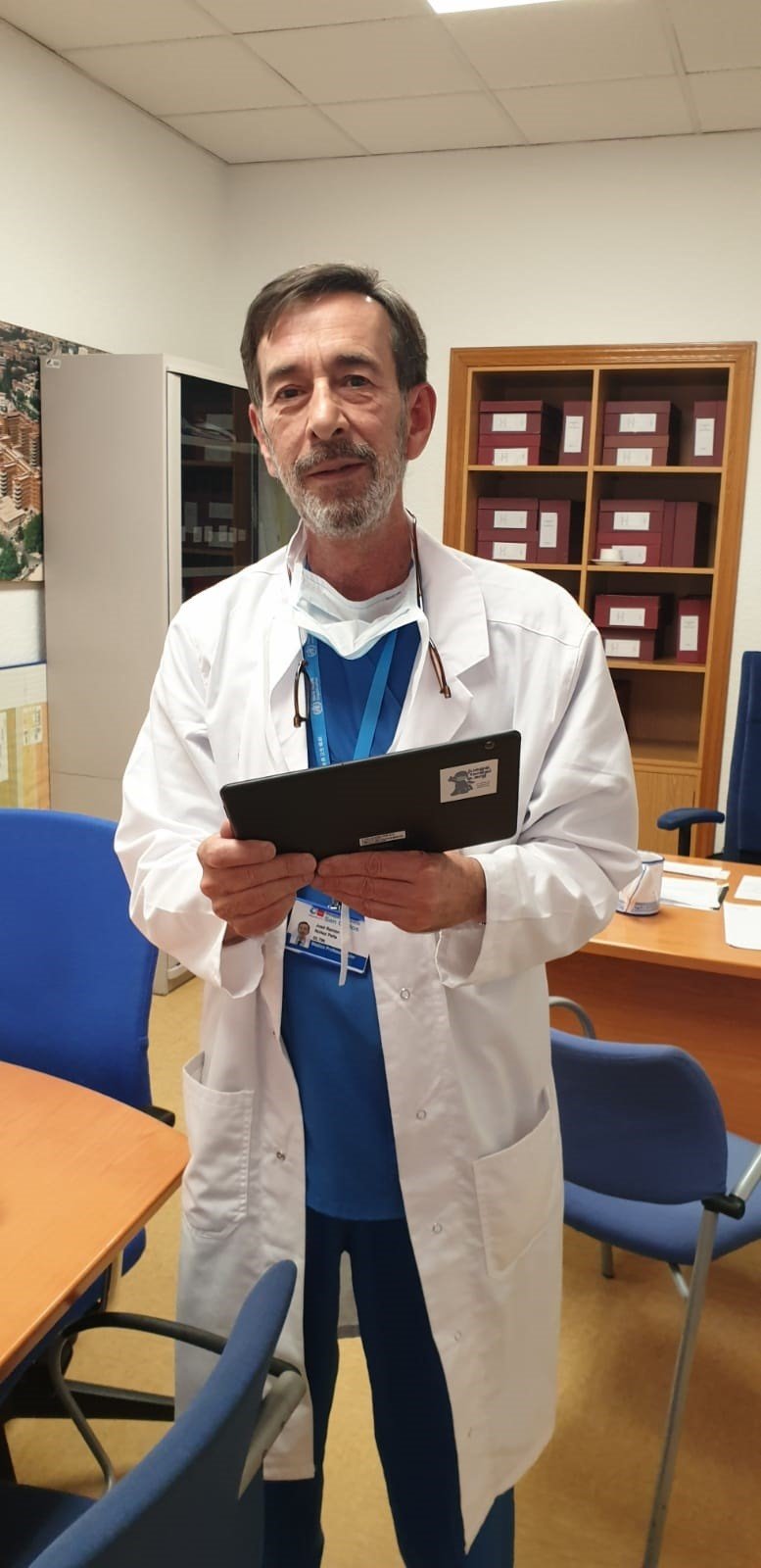 ep foto 1 el dr jose ramon nunez del hospital clinico de madrid con una de las tablets donadas por