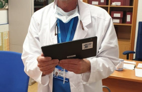 ep foto 1 el dr jose ramon nunez del hospital clinico de madrid con una de las tablets donadas por