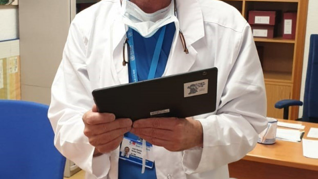ep foto 1 el dr jose ramon nunez del hospital clinico de madrid con una de las tablets donadas por