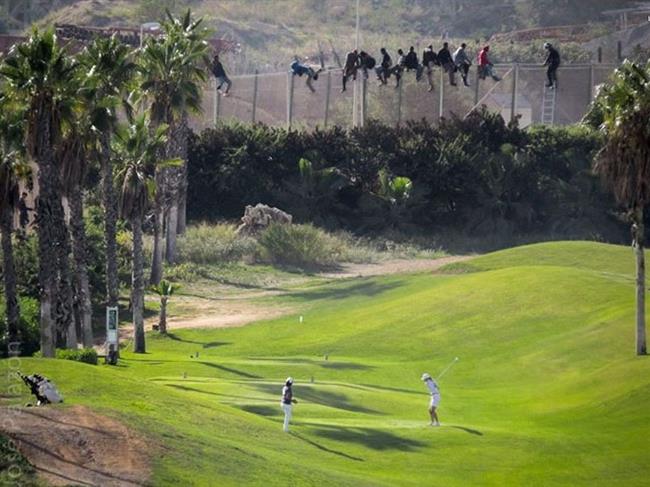 Inmigrantes en la valla de Melilla mientras gente juega al golf | JOSÉ PALAZÓN - Archivo ep inmigrantesla vallamelillagente juegagolf