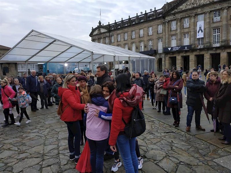 ep juan carlos y valeria en un minuto de silencio en el obradoiro por diana ep juan carlos y valeria en un minuto de silencio en el obradoiro por diana