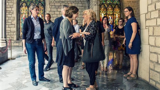 La alcaldesa de Madrid, Manuela Carmena, con su homóloga de Barcelona, Ada Colau | TWITTER MANUELA CARMENA ep la alcaldesamadrid manuela carmena conhomologabarcelona ada colau