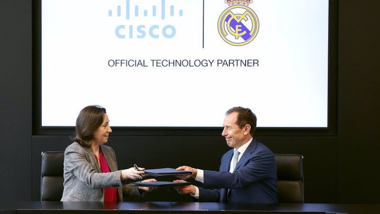 La presidenta de Cisco Europa, Oriente Próximo, África y Rusia de Cisco, Wendy Mars, y el director de Relaciones Institucionales del Real Madrid, Emilio Butragueño, durante la firma del acuerdo de conectividad del nuevo estadio Santiago Bernabéu | CISCO ep la presidenta de cisco europa oriente proximo africa y rusia de cisco wendy mars y el director de