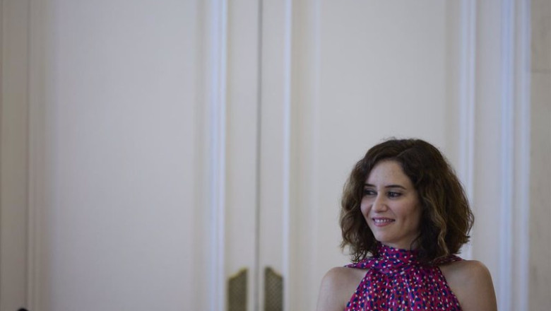 La presidenta de la Comunidad de Madrid, Isabel Díaz Ayuso, en un acto tras recibir la medalla de socia de honor por parte de los representantes de la Sociedad Filantrópica de Milicianos Nacionales Veteranos, en la Real Casa de Correos, a 4 de julio de 20 | Jesús Hellín - Europa Press ep la presidenta de la comunidad de madrid isabel diaz ayuso en un acto tras recibir la medalla de