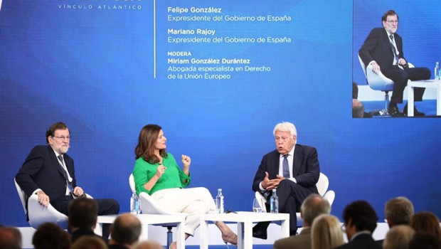 ep los expresidentes de gobierno mariano rajoy i y felipe gonzalez d mantienen una conversacion