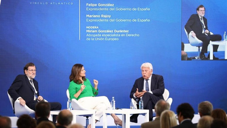 Los expresidentes de Gobierno Mariano Rajoy (i) y Felipe González (d) mantienen una conversación sobre las ‘Tres miradas sobre España’ moderada por la abogada especialista en derecho de la Unión Europea, Míriam González, durante la segunda jornada del For | Beatriz Ciscar - Europa Press ep los expresidentes de gobierno mariano rajoy i y felipe gonzalez d mantienen una conversacion