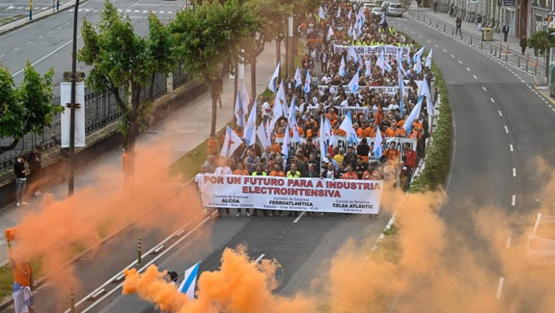 Manifestantes de Alcoa marchan por un futuro para la industria electrointensiva en A Coruña | M. Dylan - Europa Press - Archivo ep manifestantesalcoa marchanun futurola industria electrointensiva encoruna
