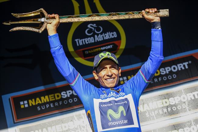 Nairo Quintana con el tridente de ganador de la Tirreno-Adriático | BETTINIPHOTO.NET ep nairo quintanatridenteganadorla tirreno-adriatico