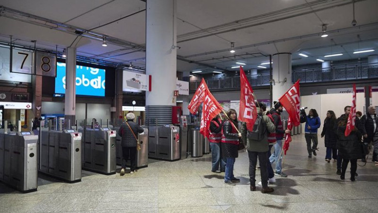 Piquete informativo de CCOO durante la primera jornada de la huelga ferroviaria, en la estación de tren Madrid-Puerta de Atocha-Almudena Grandes, a 9 de febrero de 2026 | Jesús Hellín - Europa Press ep piquete informativo de ccoo durante la primera jornada de la huelga ferroviaria en la estacion de