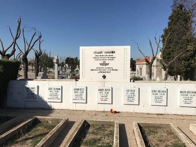 Placa de la legión Condor en el cementerio de La Almudena. | EUROPA PRESS ep placala legion condorcementeriola almudena