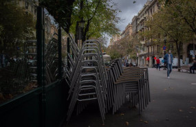ep sillas recogidas de una terraza de un bar