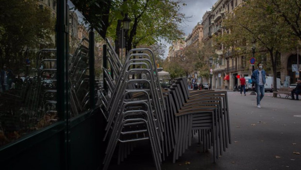 ep sillas recogidas de una terraza de un bar