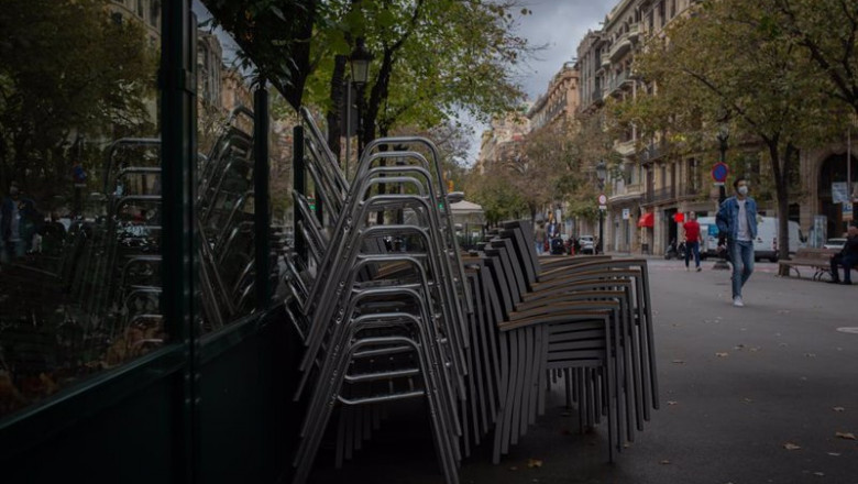 ep sillas recogidas de una terraza de un bar ep sillas recogidas de una terraza de un bar