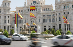 ep varias banderas de espana en las inmediaciones del palacio de cibeles sede del ayuntamiento de