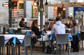 ep varias personas en la terraza de un bar en el centro de madrid espana