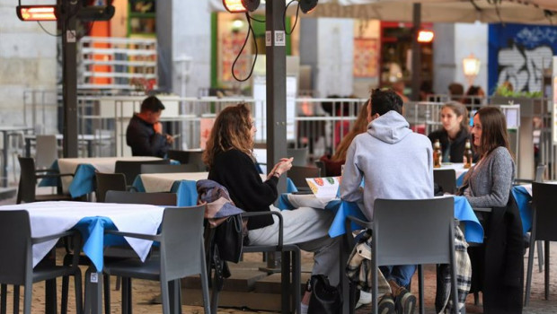 ep varias personas en la terraza de un bar en el centro de madrid espana