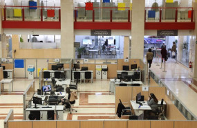ep varios empleados trabajan en una oficina de la agencia tributaria