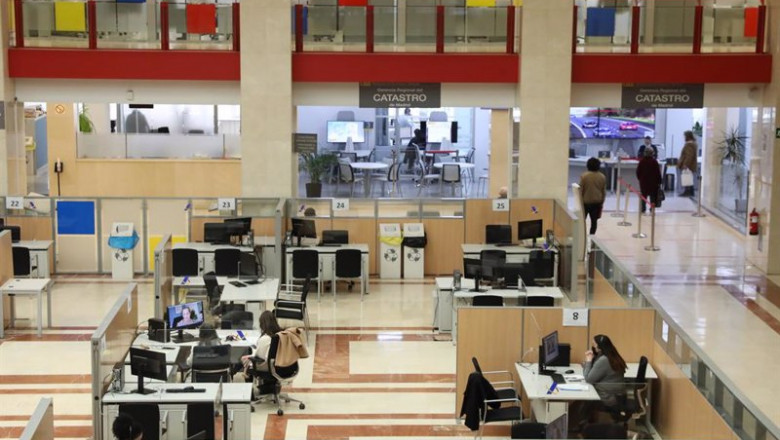 ep varios empleados trabajan en una oficina de la agencia tributaria