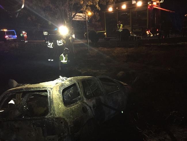 Vehículo incendiado en Guadalix (Madrid) donde han fallecido dos personas | EMERGENCIAS 112 COMUNIDAD DE MADRID ep vehiculo incendiadoguadalix madrid dondefallecidopersonas