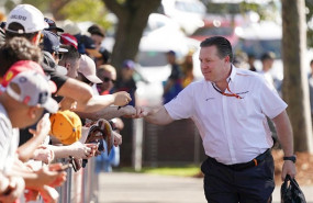 ep zak brown ceo de mclaren saluda a los aficionados de melbourne