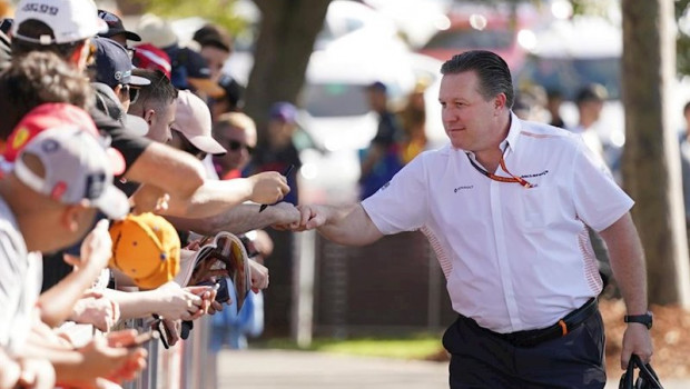 ep zak brown ceo de mclaren saluda a los aficionados de melbourne