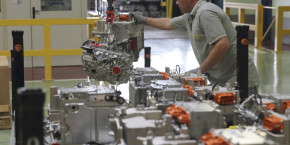 un employe manipule un moteur dans une usine de l ouest de la france 