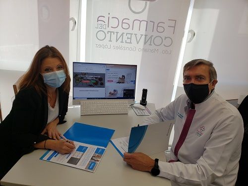 1633443491 rosa mar a d ez cantero adeslas y mariano gonz lez fefcam en la firma del acuerdo