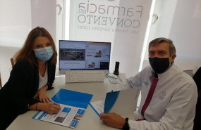 1633443491 rosa mar a d ez cantero adeslas y mariano gonz lez fefcam en la firma del acuerdo