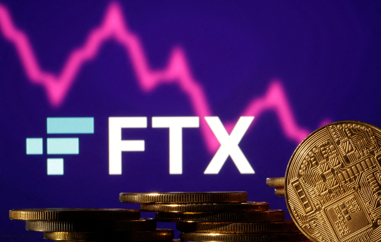 des representations de crypto monnaies sont visibles devant le logo ftx 20221114194819 