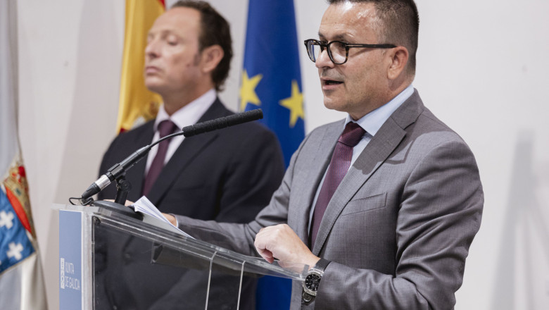 el director de la axencia galega de calidade alimentaria jos luis cabarcos y el conselleiro de medio rural jos gonzlez 20231017125809 