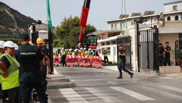 ep acto oficial de demolicion de la verja de gibraltar a 15 de julio de 2026 en la linea de la