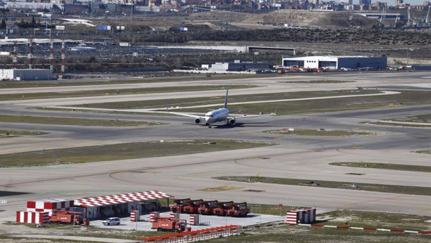 ep archivo   aeropuerto barajas pista de aterrizaje y despegue pista vista del aeropuerto de barajas